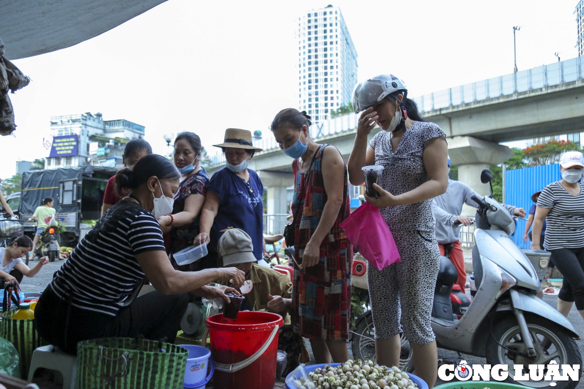 nhon nhip nguoi dan di cho tu 5h sang sam do le cung tet doan ngo hinh 5