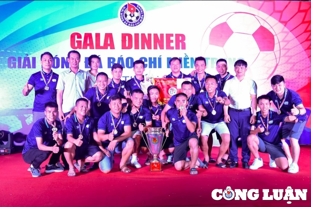 giai bong da bao chi mien trung lan thu viii nam 2022 thanh cong tot dep hinh 1