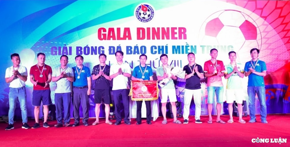 giai bong da bao chi mien trung lan thu viii nam 2022 thanh cong tot dep hinh 2