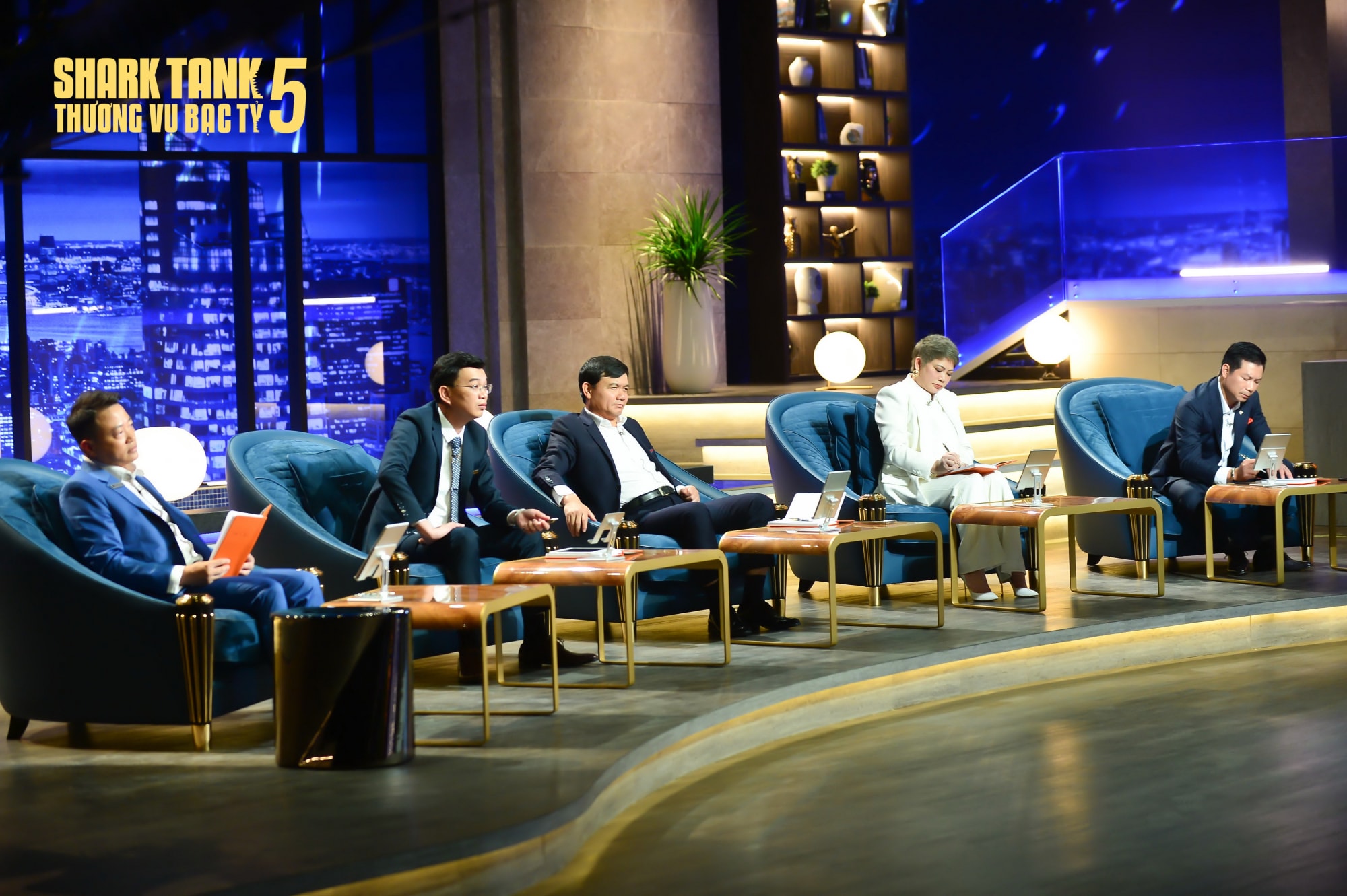 shark tank 5 tap 1 cuoc dau tay doi cua shark hung anh va shark hung gianh deal jungle boss hinh 2