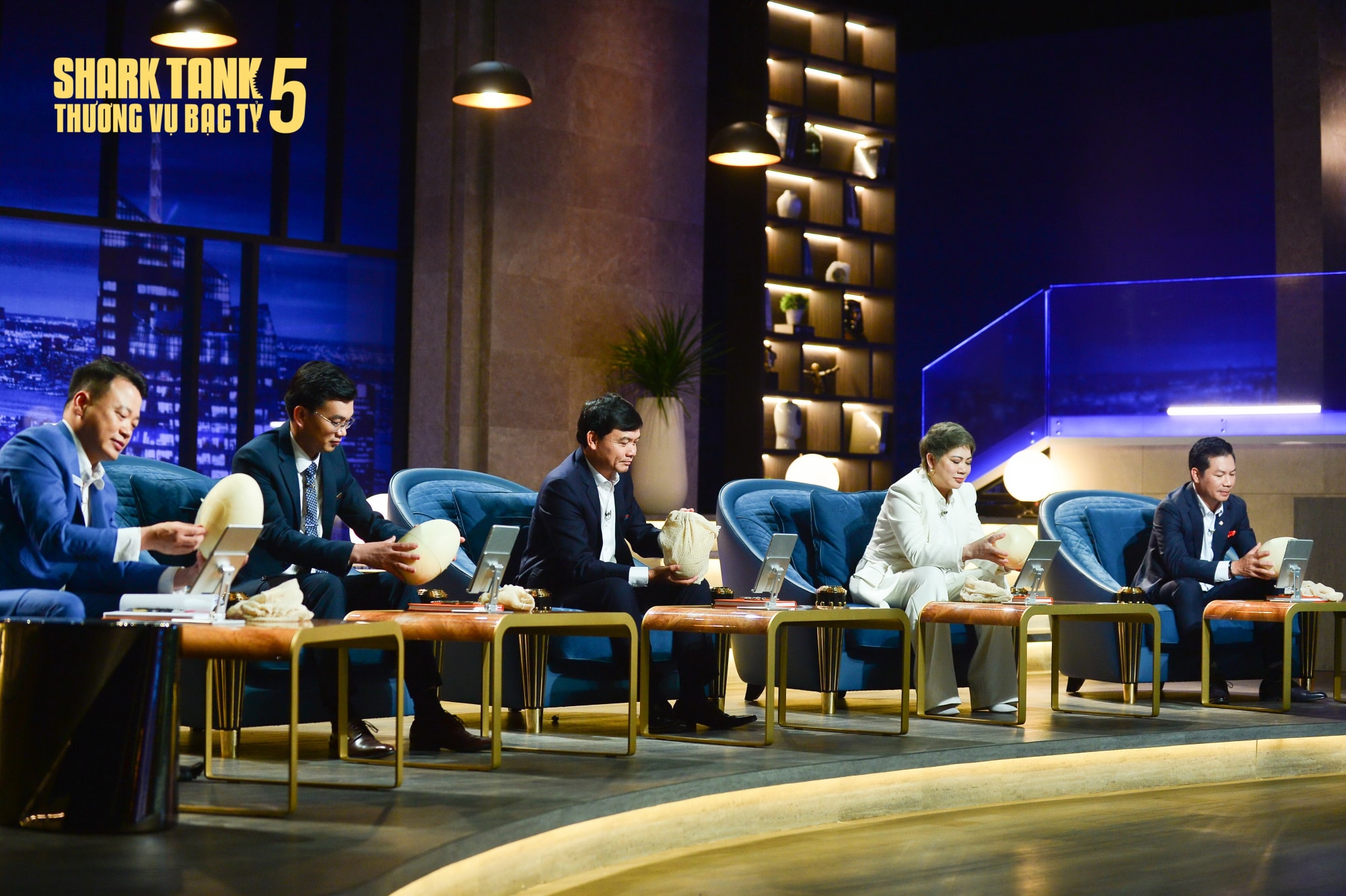 shark tank 5 tap 1 cuoc dau tay doi cua shark hung anh va shark hung gianh deal jungle boss hinh 3