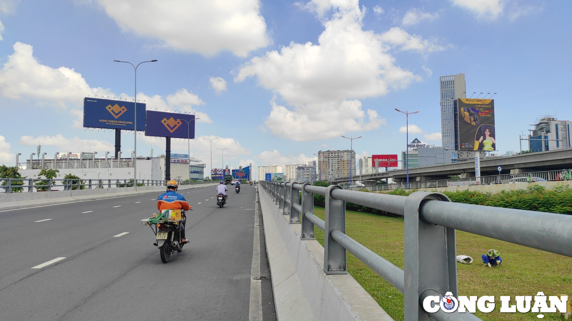 tp hcm hang loat nap chan rac tren cau vuot nguyen huu canh bongbien mat hinh 6
