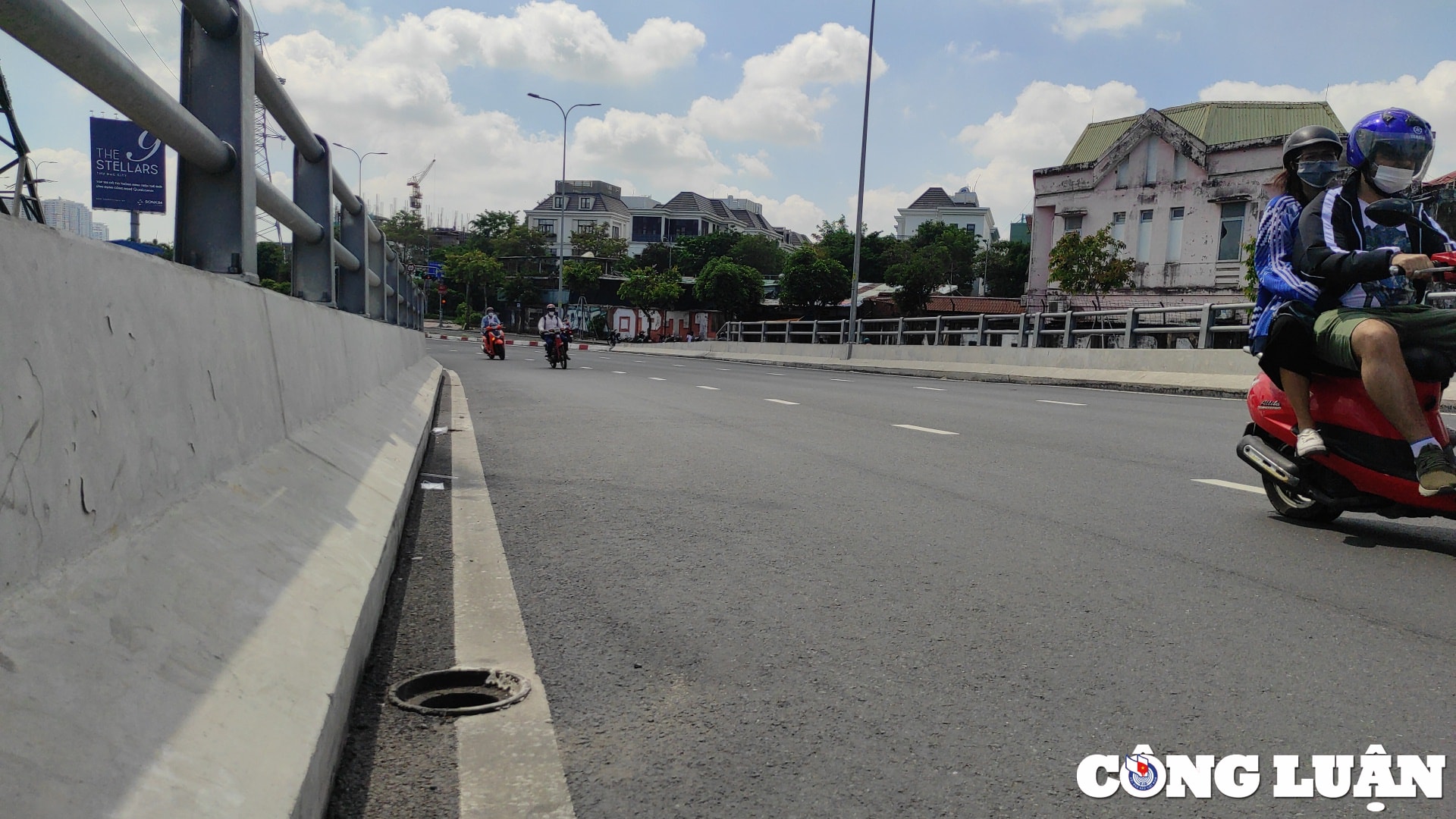 tp hcm hang loat nap chan rac tren cau vuot nguyen huu canh bongbien mat hinh 1