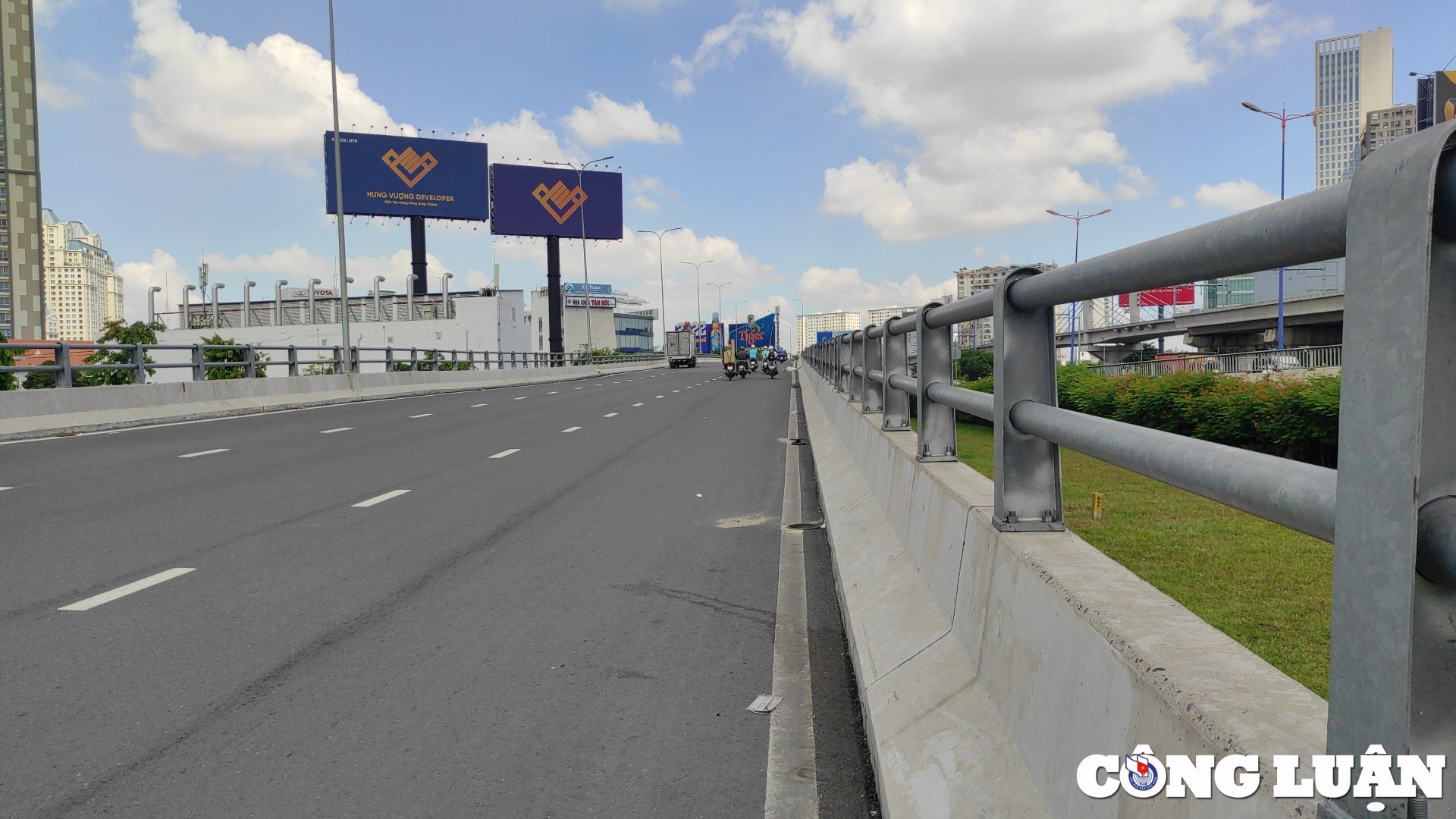 tp hcm hang loat nap chan rac tren cau vuot nguyen huu canh bongbien mat hinh 9