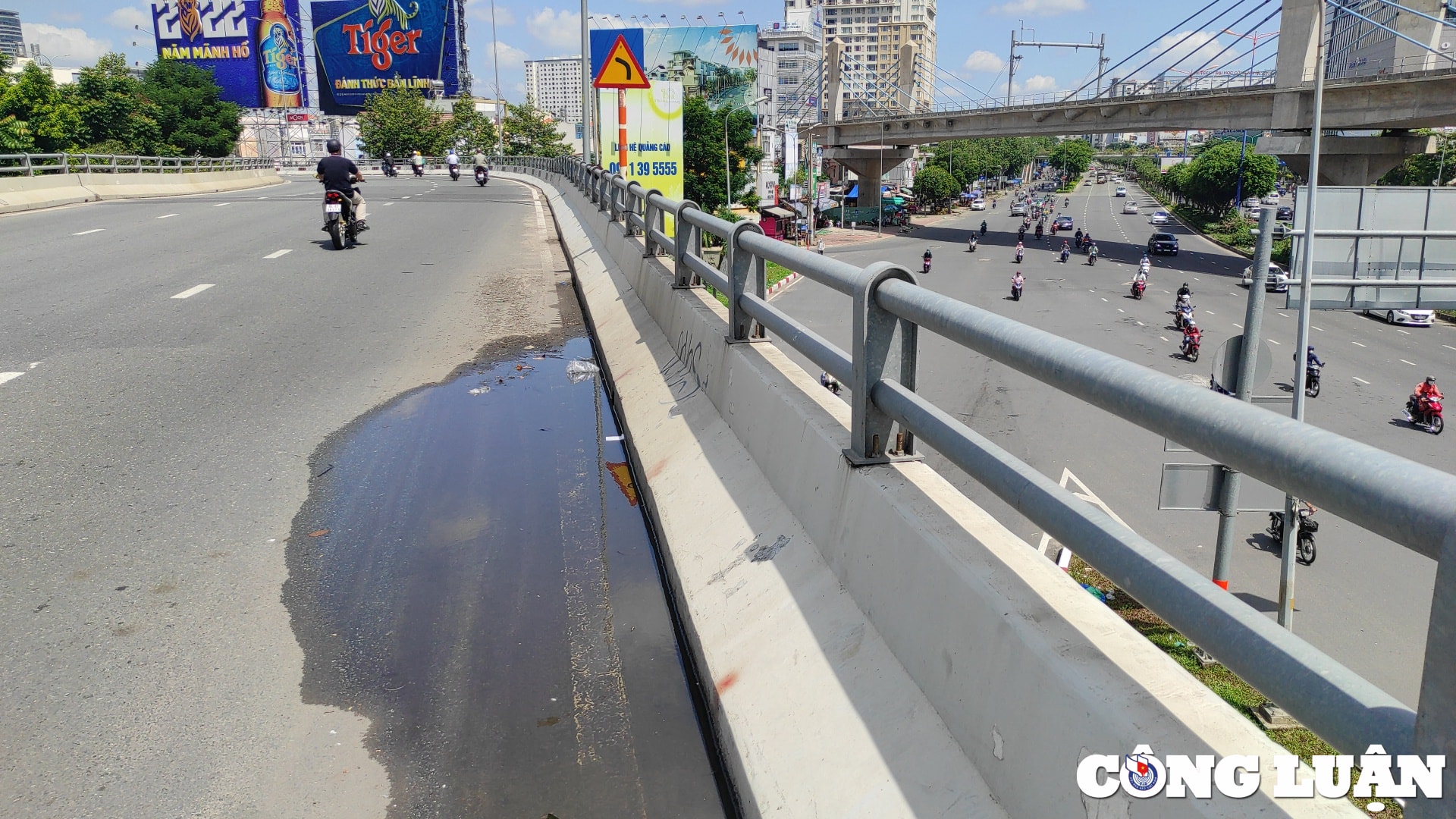 tp hcm hang loat nap chan rac tren cau vuot nguyen huu canh bongbien mat hinh 5