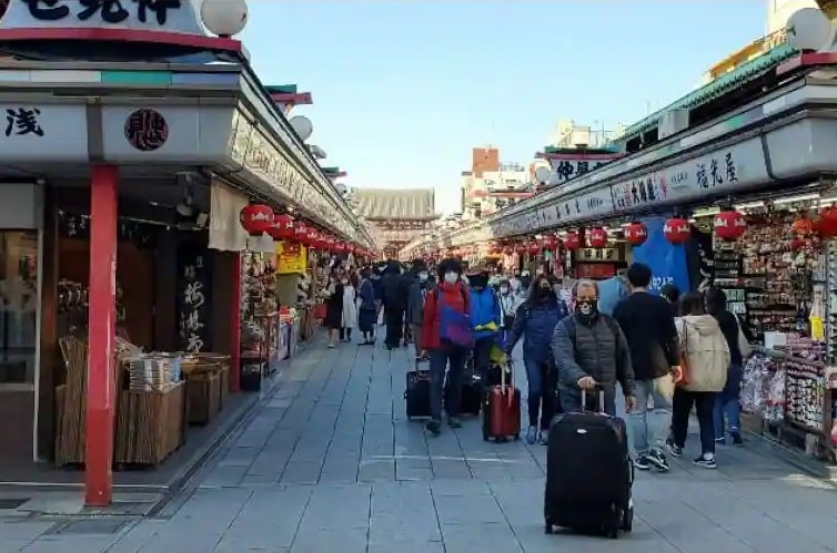nhat ban mo cua lai du lich voi khau trang bao hiem va nguoi di kem hinh 1