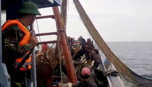 bat 2 tau gia cao danh bat tan diet tren bien ha tinh hinh 2