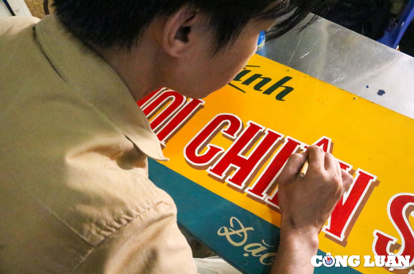 luu giu hoi uc sai gon xua qua bang hieu ve tay cua chang trai 8x hinh 8