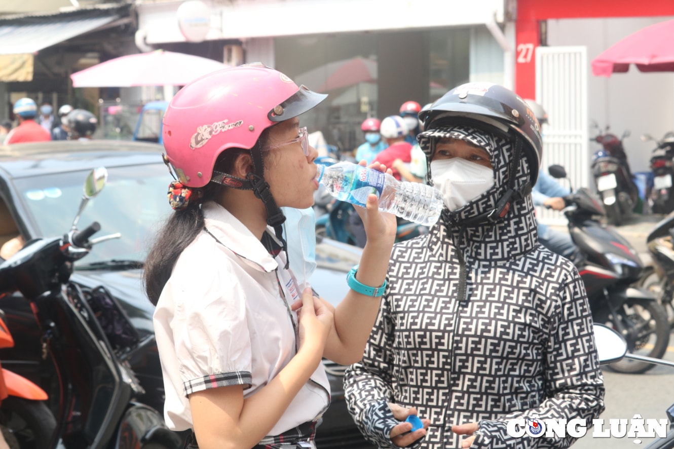 ky tuyen sinh lop 10 thi tieng anh phu huynh dung doi con duoi nang nong hinh 3