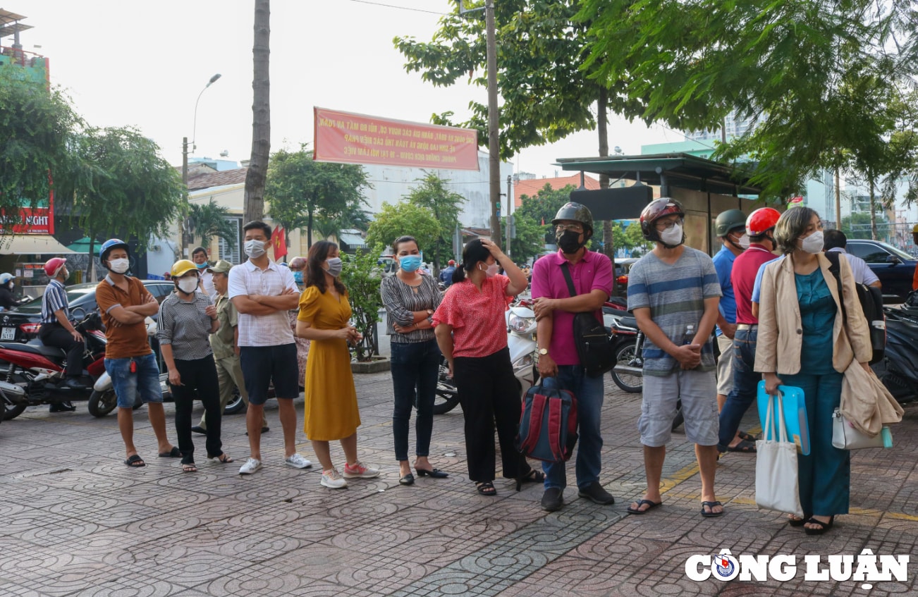con thi tuyen lop 10 phu huynh ben ngoai long nhu lua dot hinh 1