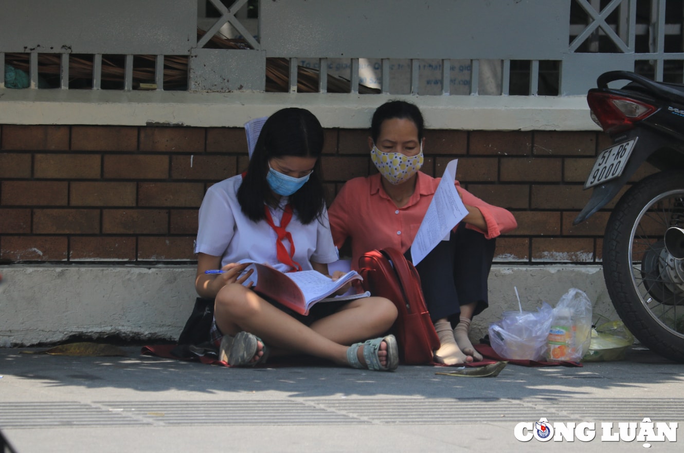ky tuyen sinh lop 10 thi tieng anh phu huynh dung doi con duoi nang nong hinh 2