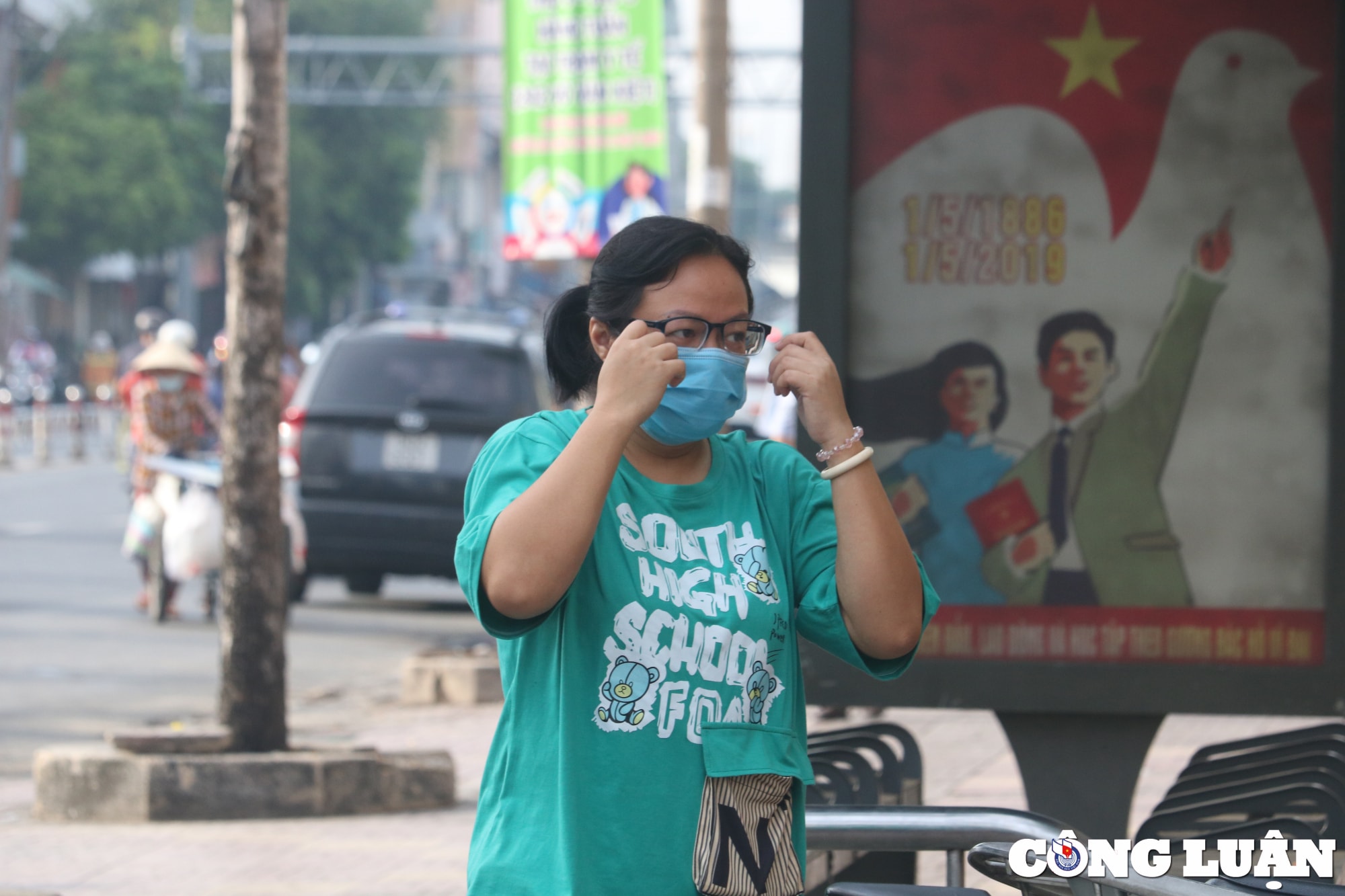con thi tuyen lop 10 phu huynh ben ngoai long nhu lua dot hinh 2