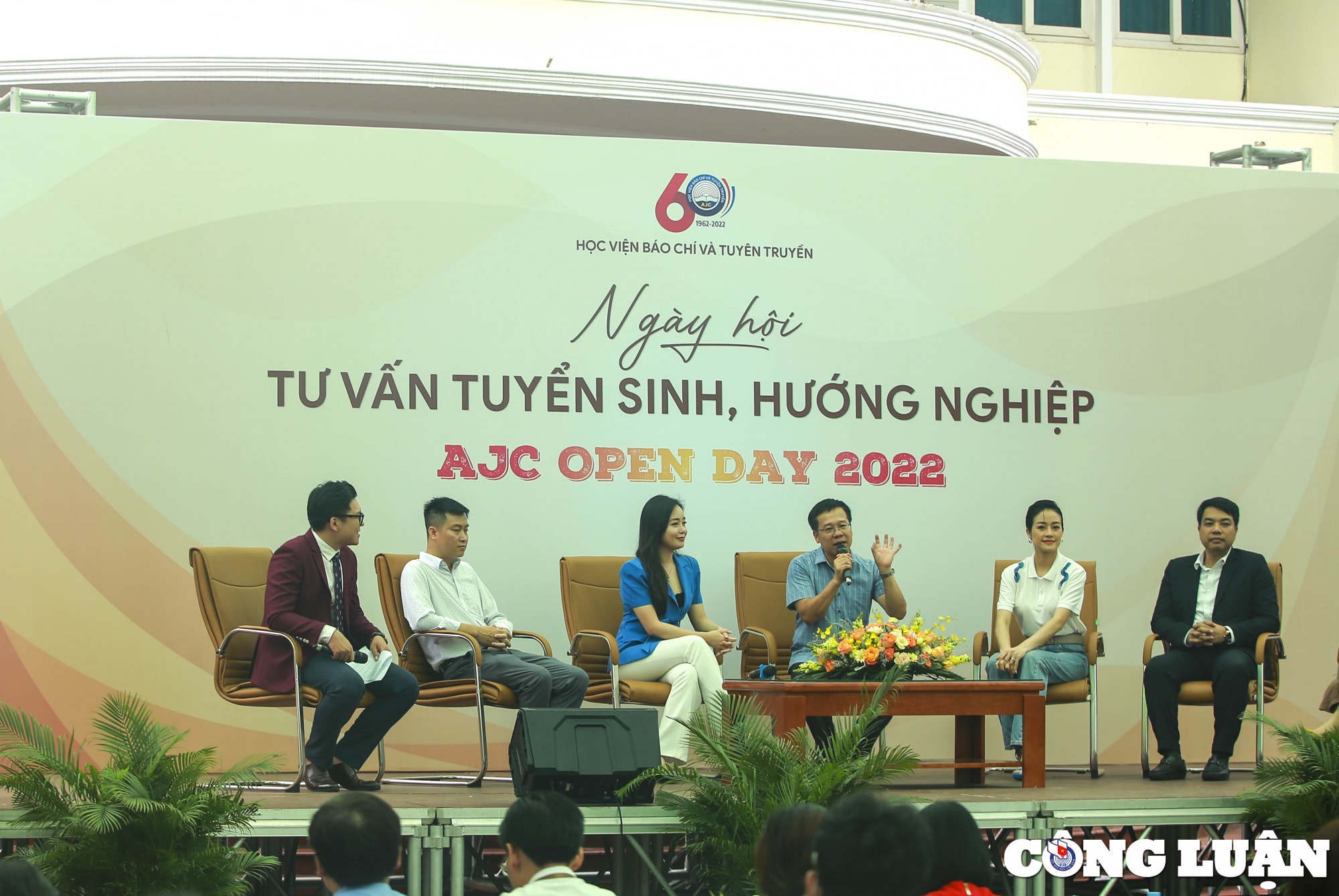 ha noi dong dao phu huynh hoc sinh den ngay hoi tu van tuyen sinh huong nghiep hinh 1