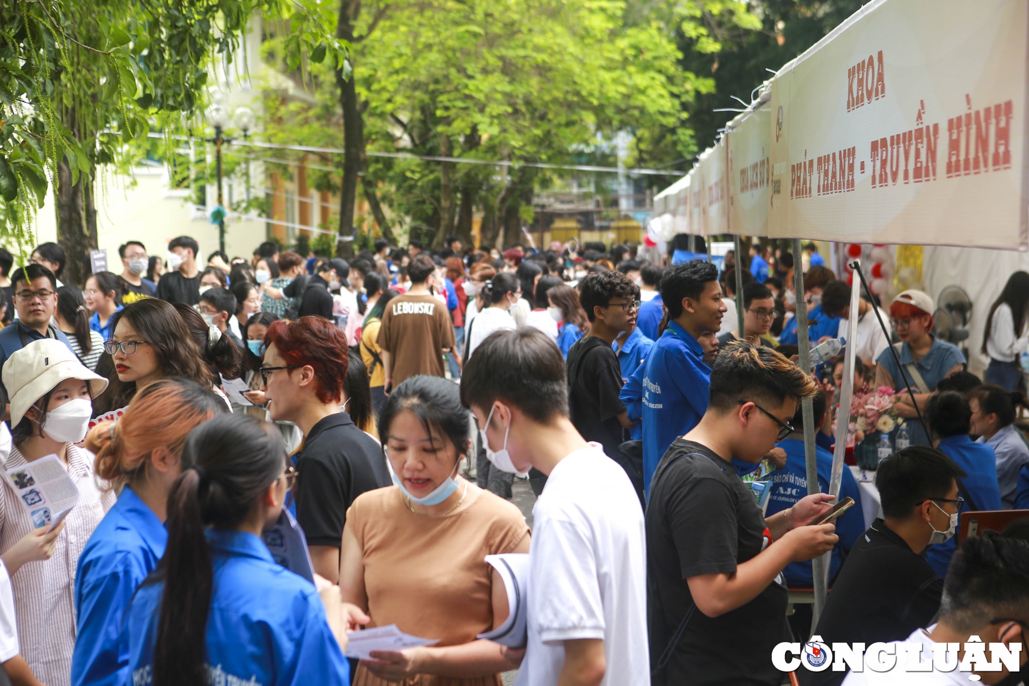 ha noi dong dao phu huynh hoc sinh den ngay hoi tu van tuyen sinh huong nghiep hinh 4