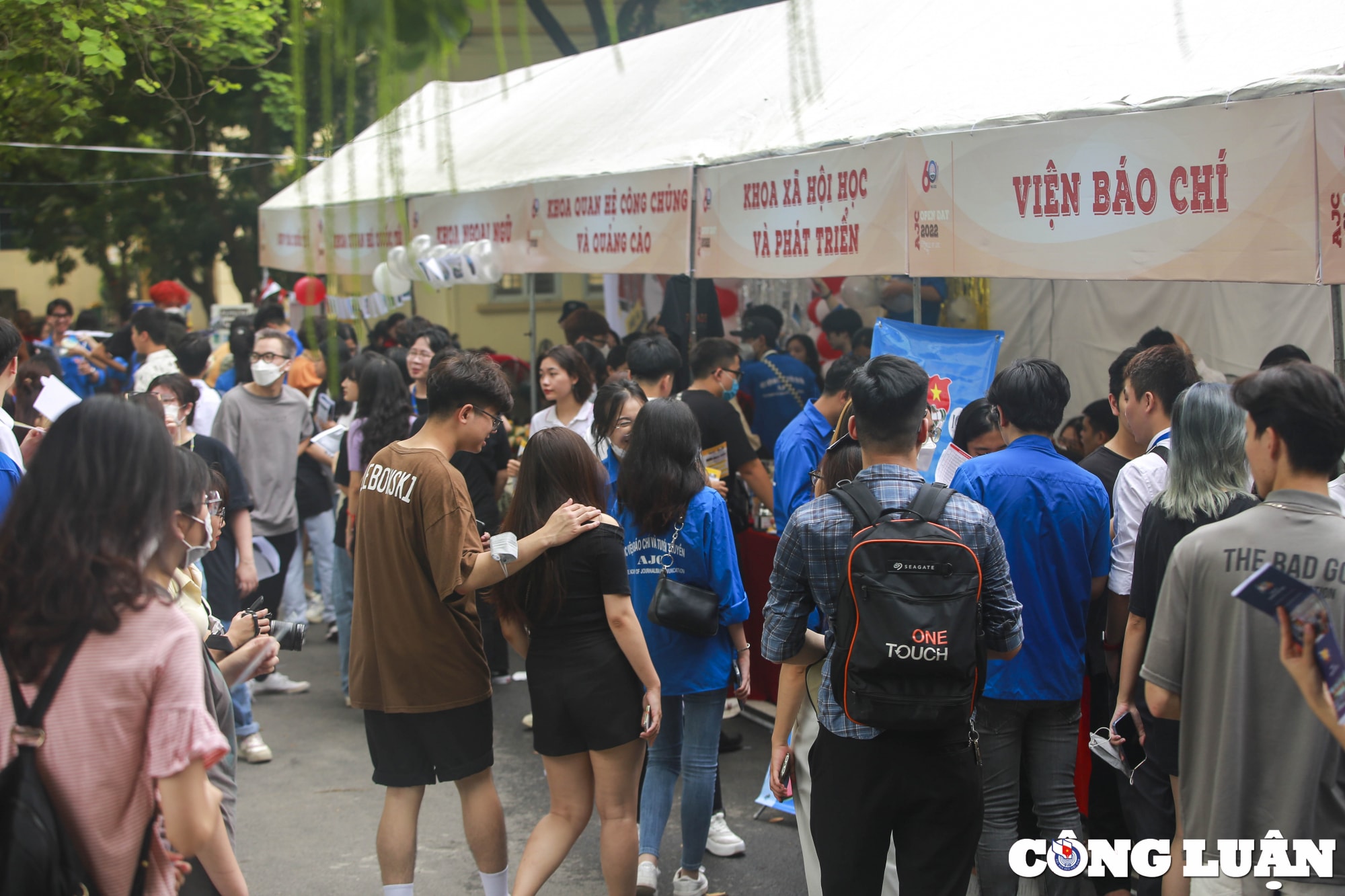 ha noi dong dao phu huynh hoc sinh den ngay hoi tu van tuyen sinh huong nghiep hinh 7