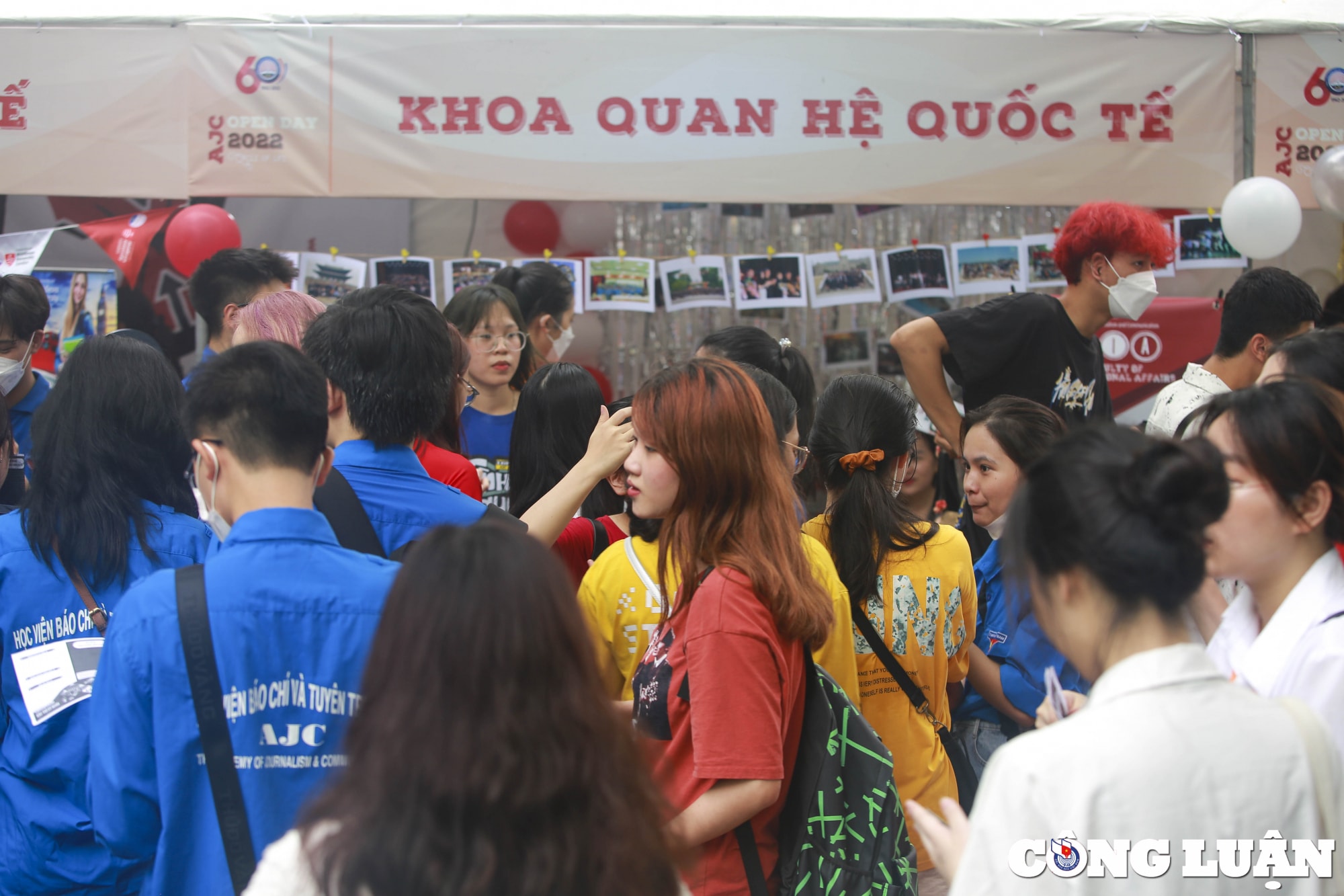 ha noi dong dao phu huynh hoc sinh den ngay hoi tu van tuyen sinh huong nghiep hinh 8