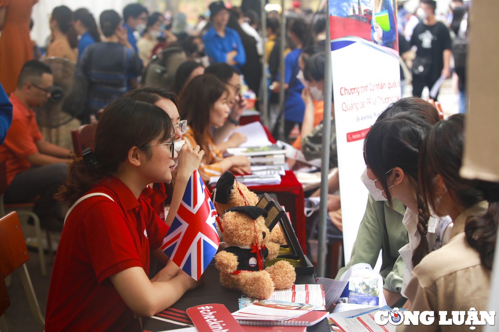 ha noi dong dao phu huynh hoc sinh den ngay hoi tu van tuyen sinh huong nghiep hinh 5