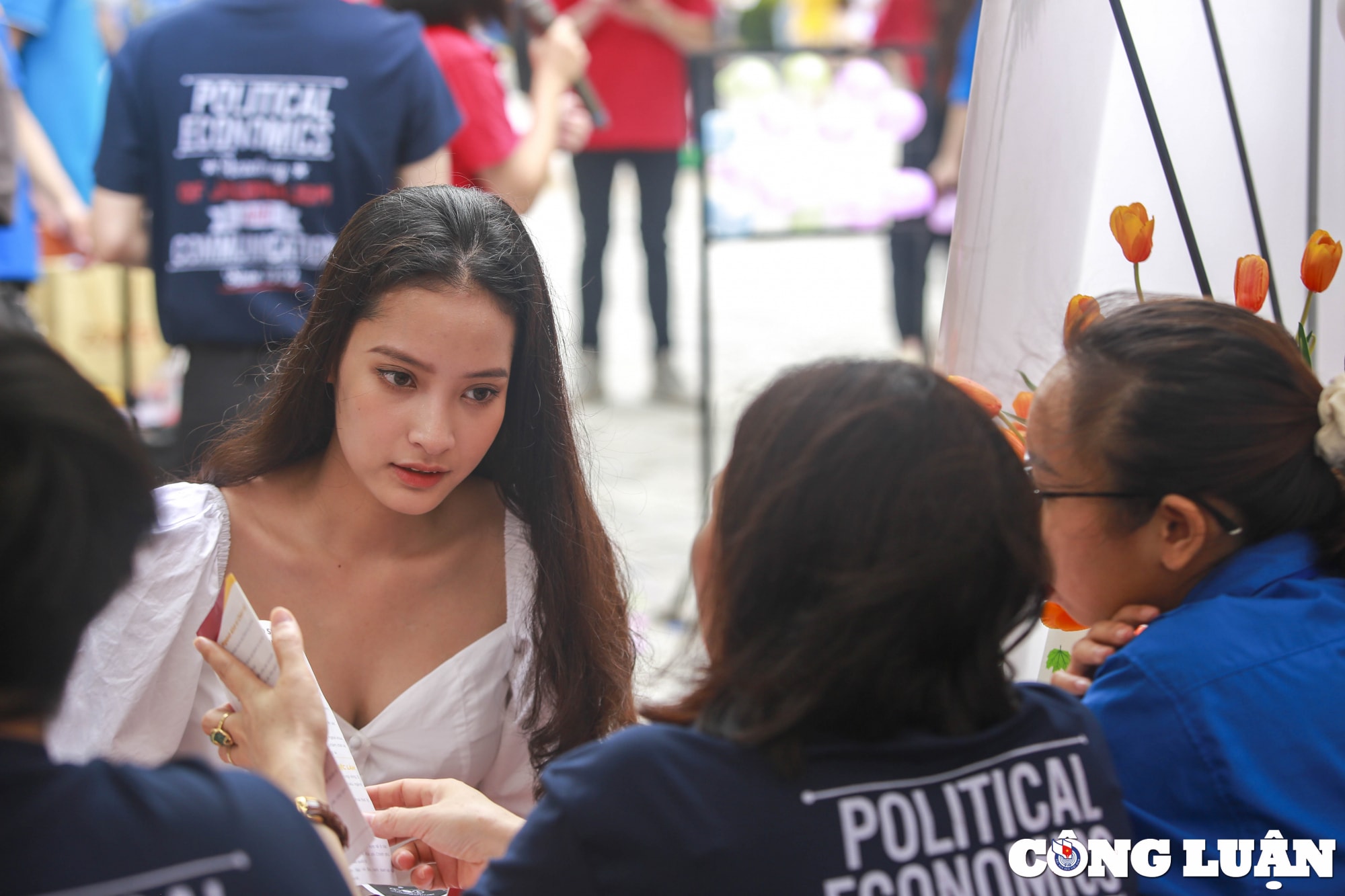 ha noi dong dao phu huynh hoc sinh den ngay hoi tu van tuyen sinh huong nghiep hinh 12