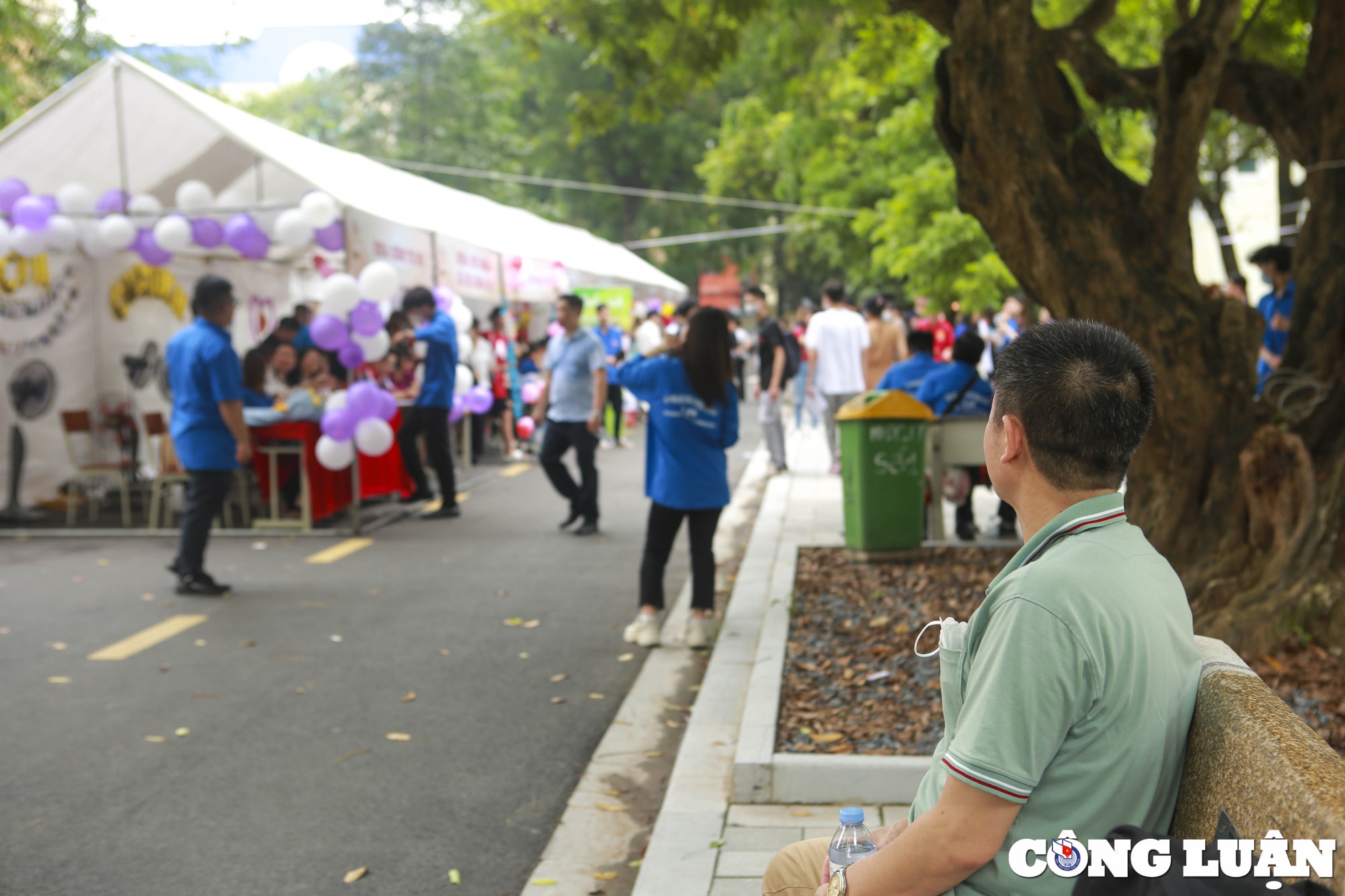 ha noi dong dao phu huynh hoc sinh den ngay hoi tu van tuyen sinh huong nghiep hinh 13