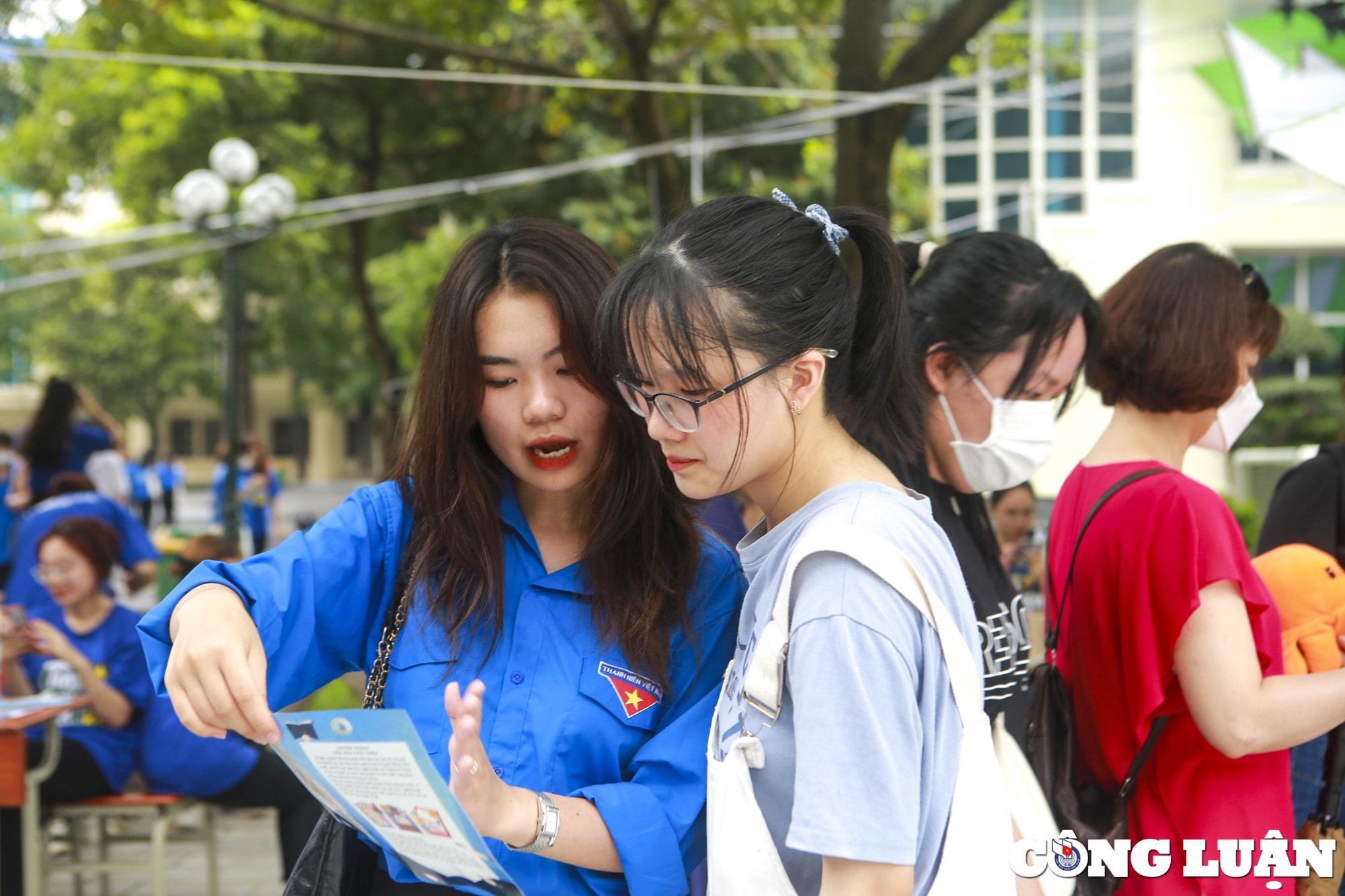 ha noi dong dao phu huynh hoc sinh den ngay hoi tu van tuyen sinh huong nghiep hinh 9