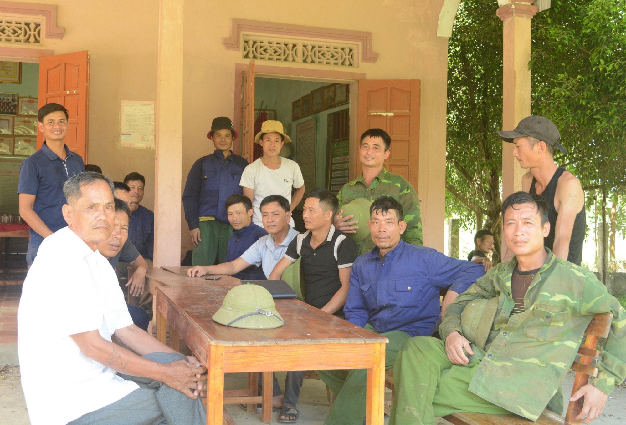 vu nguoi dan trong rung nguyen lieu nhung khong duoc khai thac dung de quyt lam cam chiu hinh 2