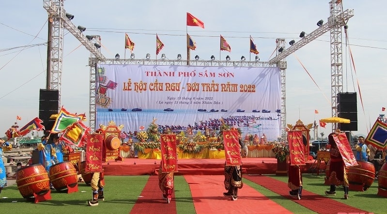 doc dao le hoi cau ngu  boi chai thanh pho sam son hinh 6