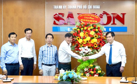 lanh dao ban tuyen giao trung uong tham chuc mung cac co quan bao chi hinh 1