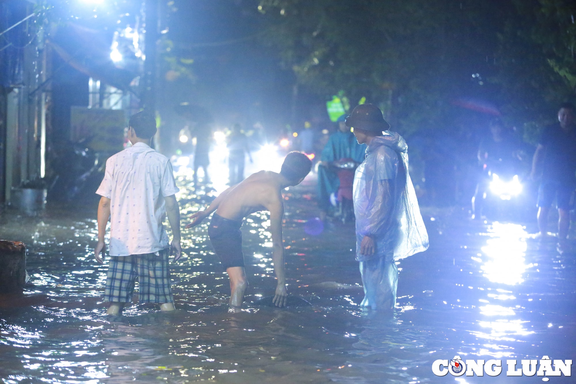 nhieu tuyen pho ha noi ngap sau sau con mua lon hinh 9
