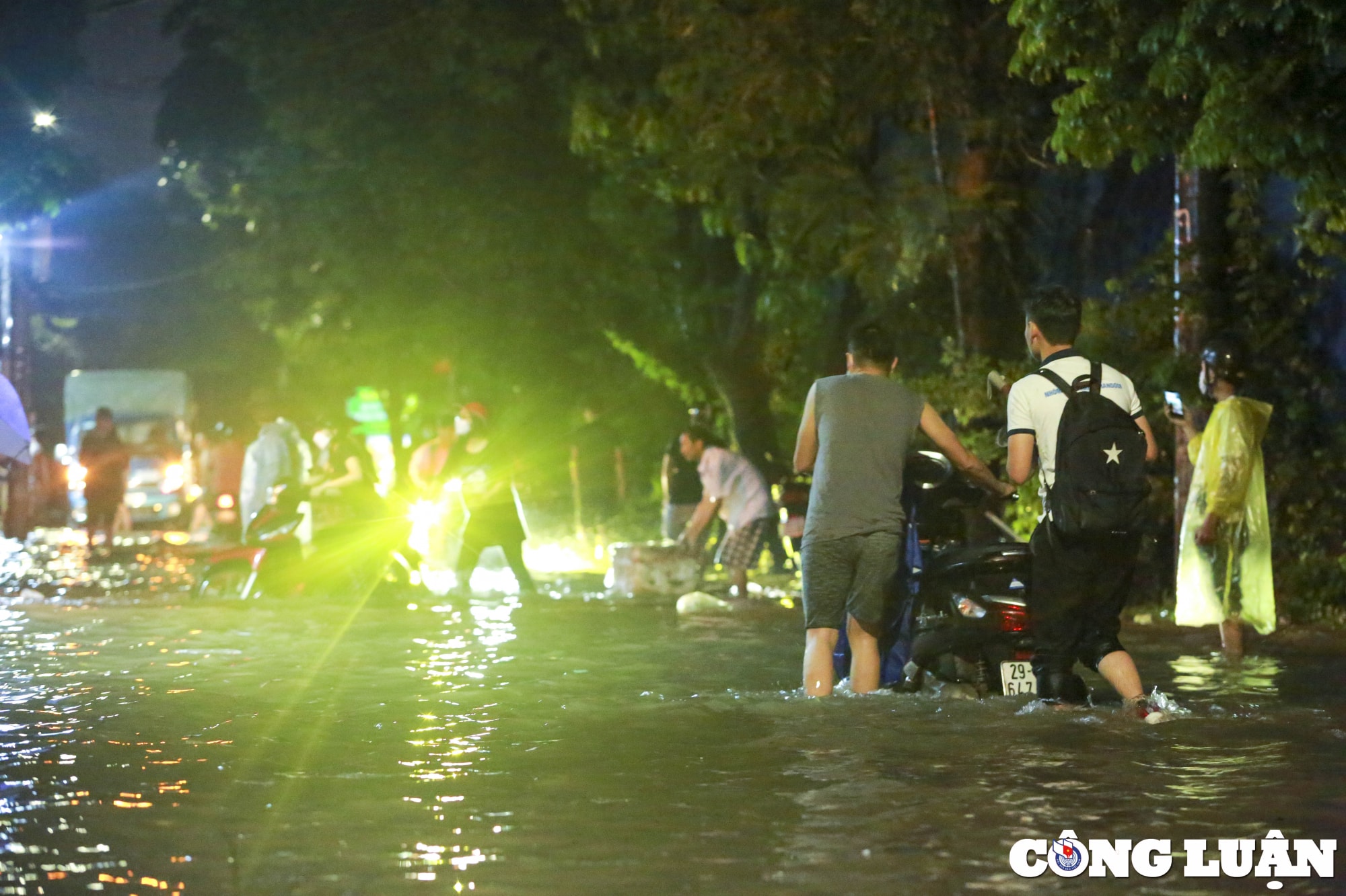 nhieu tuyen pho ha noi ngap sau sau con mua lon hinh 13