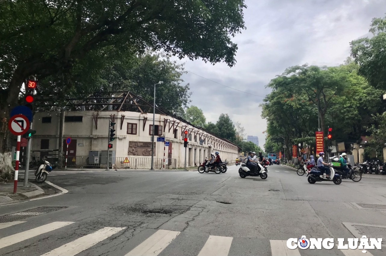 ha noi nguoi dan buc xuc vi duong pho loi lom nhu ao rach hinh 1