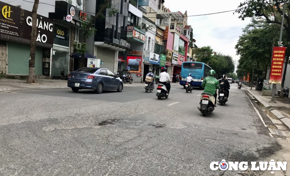 ha noi nguoi dan buc xuc vi duong pho loi lom nhu ao rach hinh 3