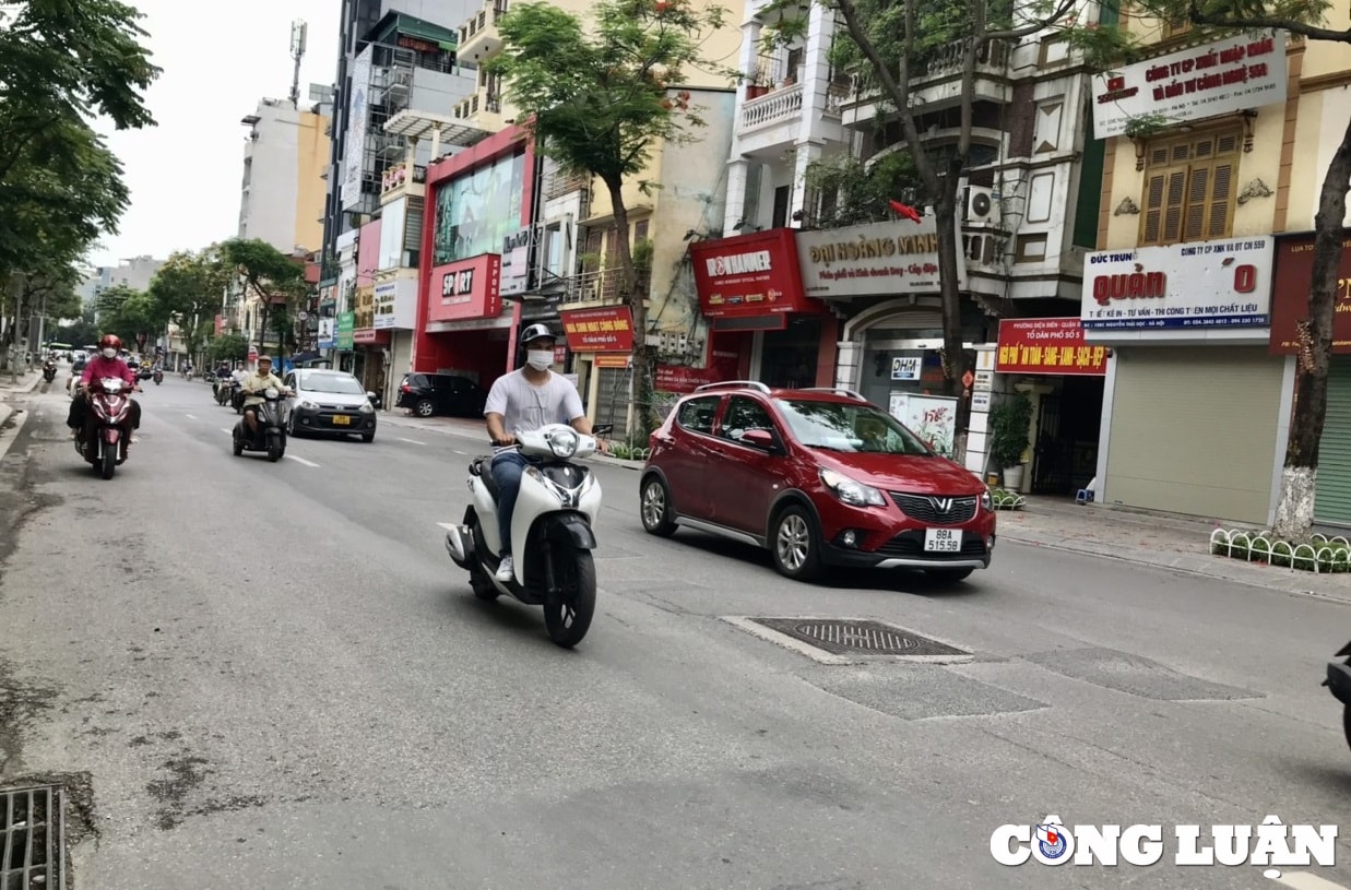 ha noi nguoi dan buc xuc vi duong pho loi lom nhu ao rach hinh 2