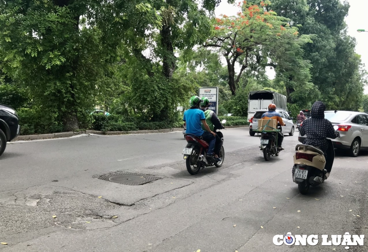 ha noi nguoi dan buc xuc vi duong pho loi lom nhu ao rach hinh 6