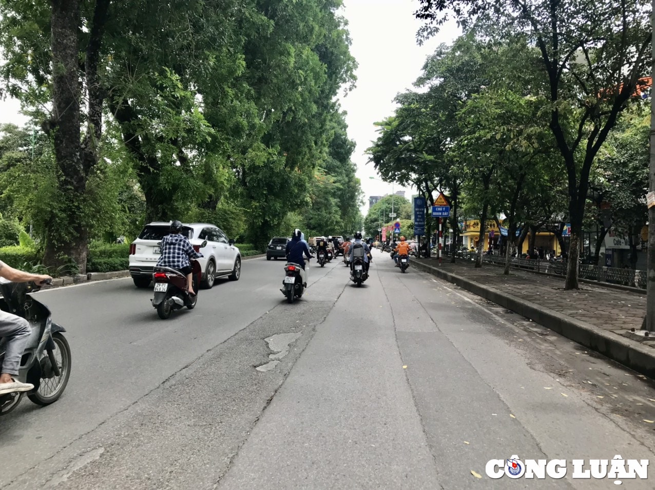 ha noi nguoi dan buc xuc vi duong pho loi lom nhu ao rach hinh 7