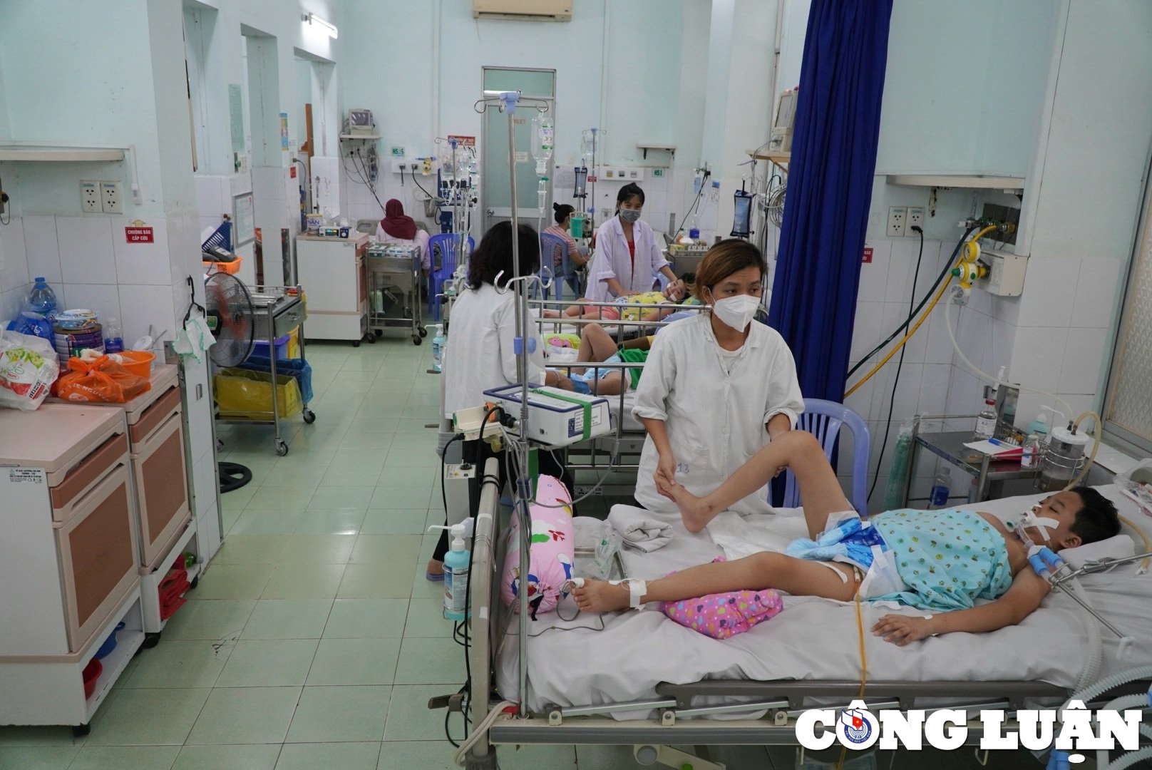 ben trong khu dieu tri sot xuat huyet nang o benh vien nhi dong 2 hinh 4