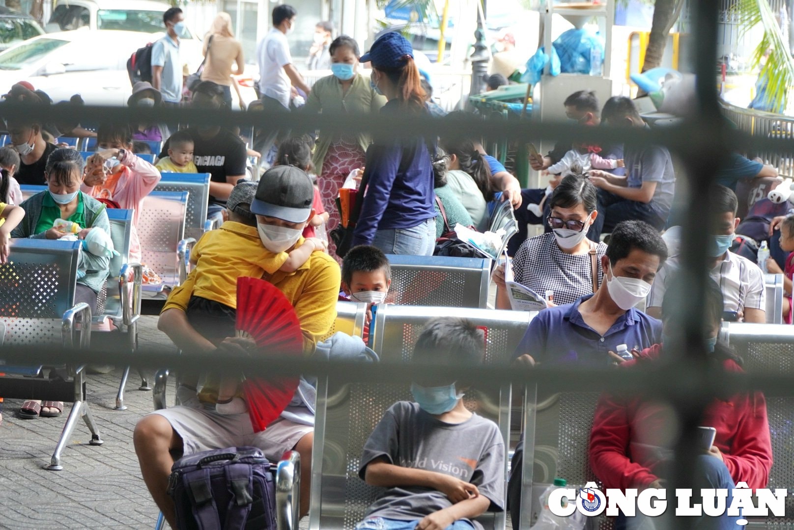 ben trong khu dieu tri sot xuat huyet nang o benh vien nhi dong 2 hinh 6
