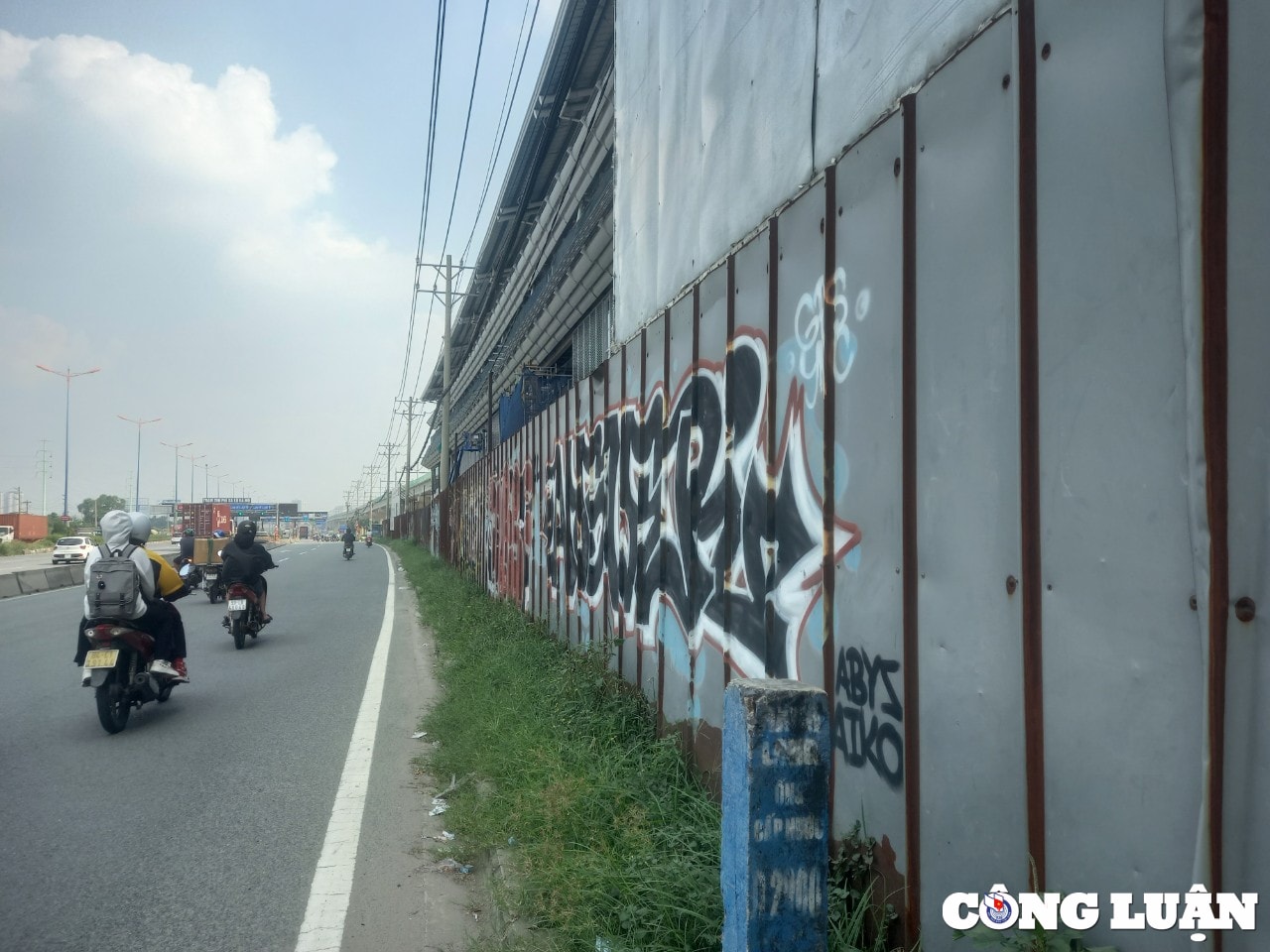 hinh ve bay rac thai tran lan doc tuyen metro 1 o tp hcm hinh 1