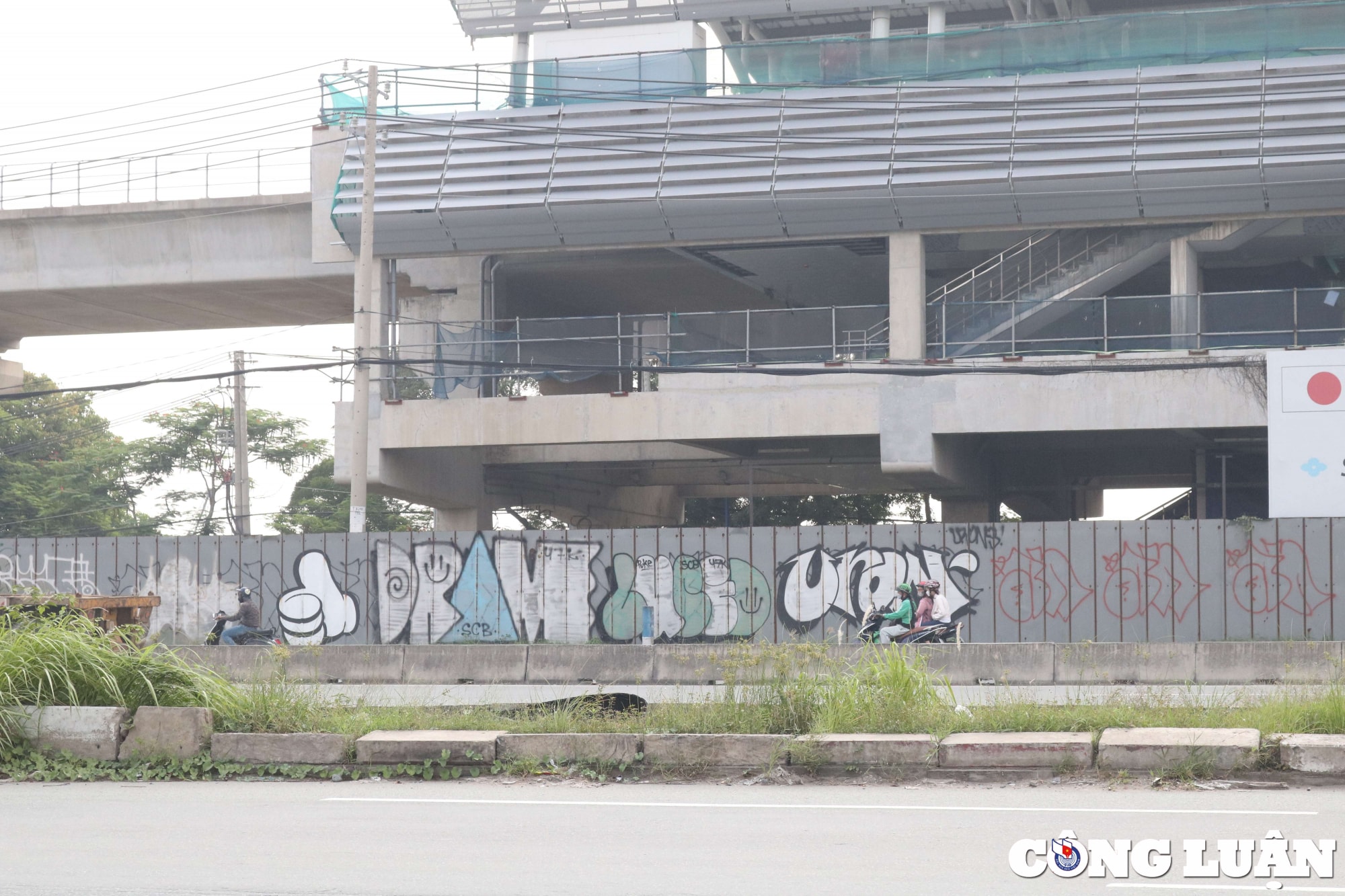 hinh ve bay rac thai tran lan doc tuyen metro 1 o tp hcm hinh 4