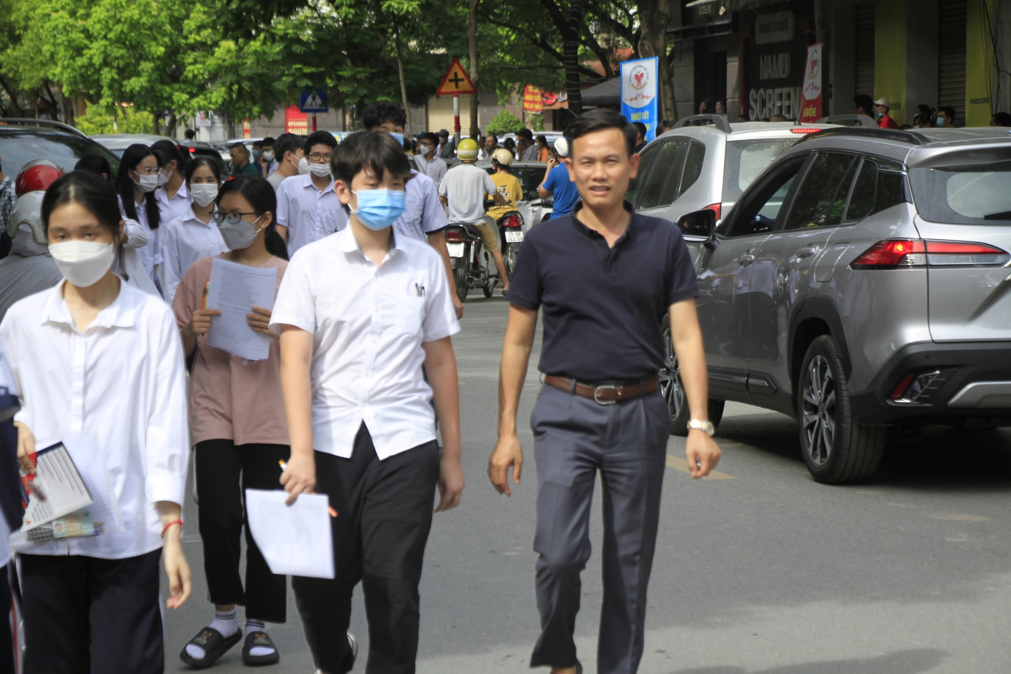 de tieng anh thi vao lop 10 de thi sinh va phu huynh vui ve sau buoi thi hinh 2
