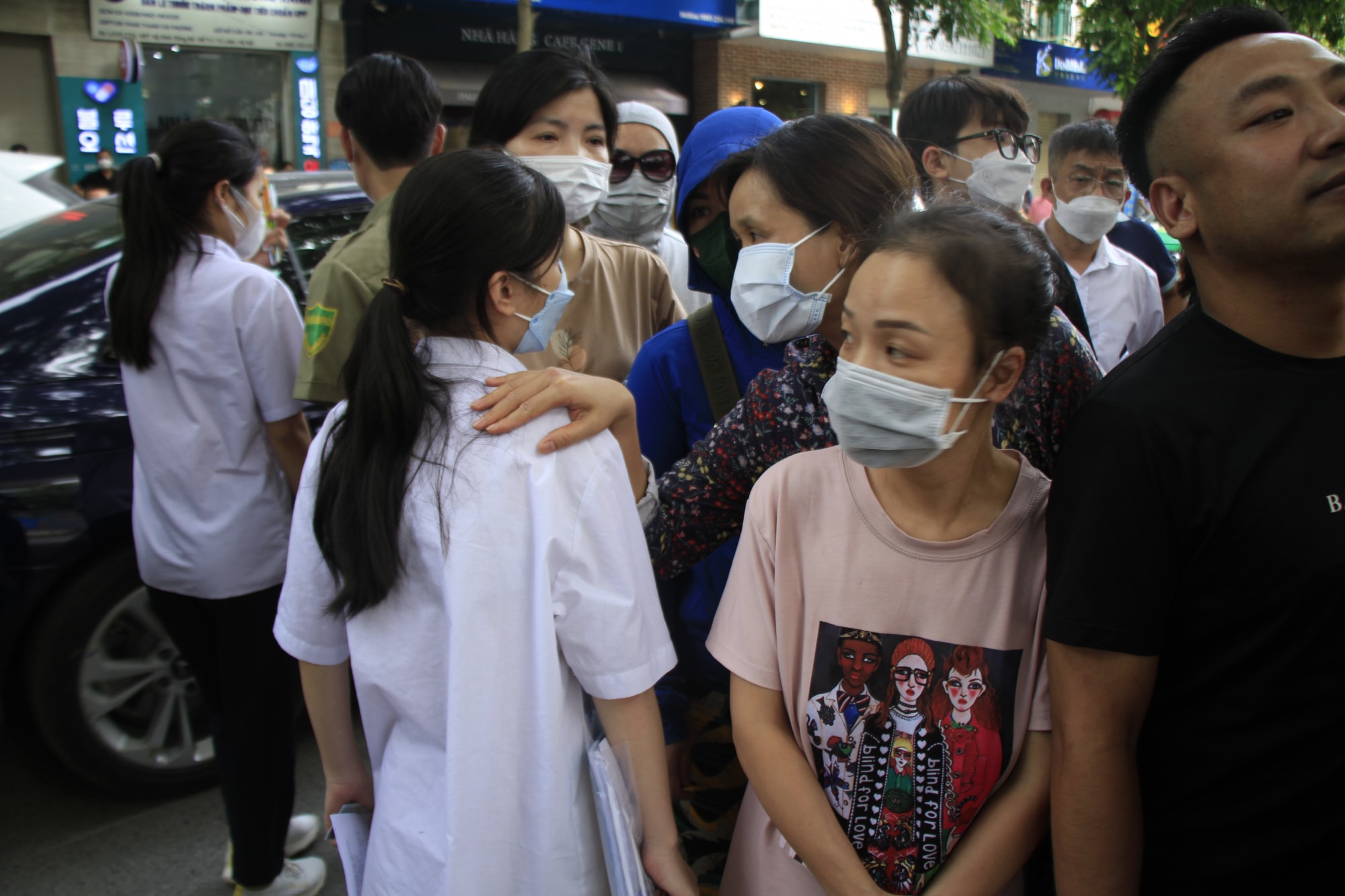 de tieng anh thi vao lop 10 de thi sinh va phu huynh vui ve sau buoi thi hinh 4