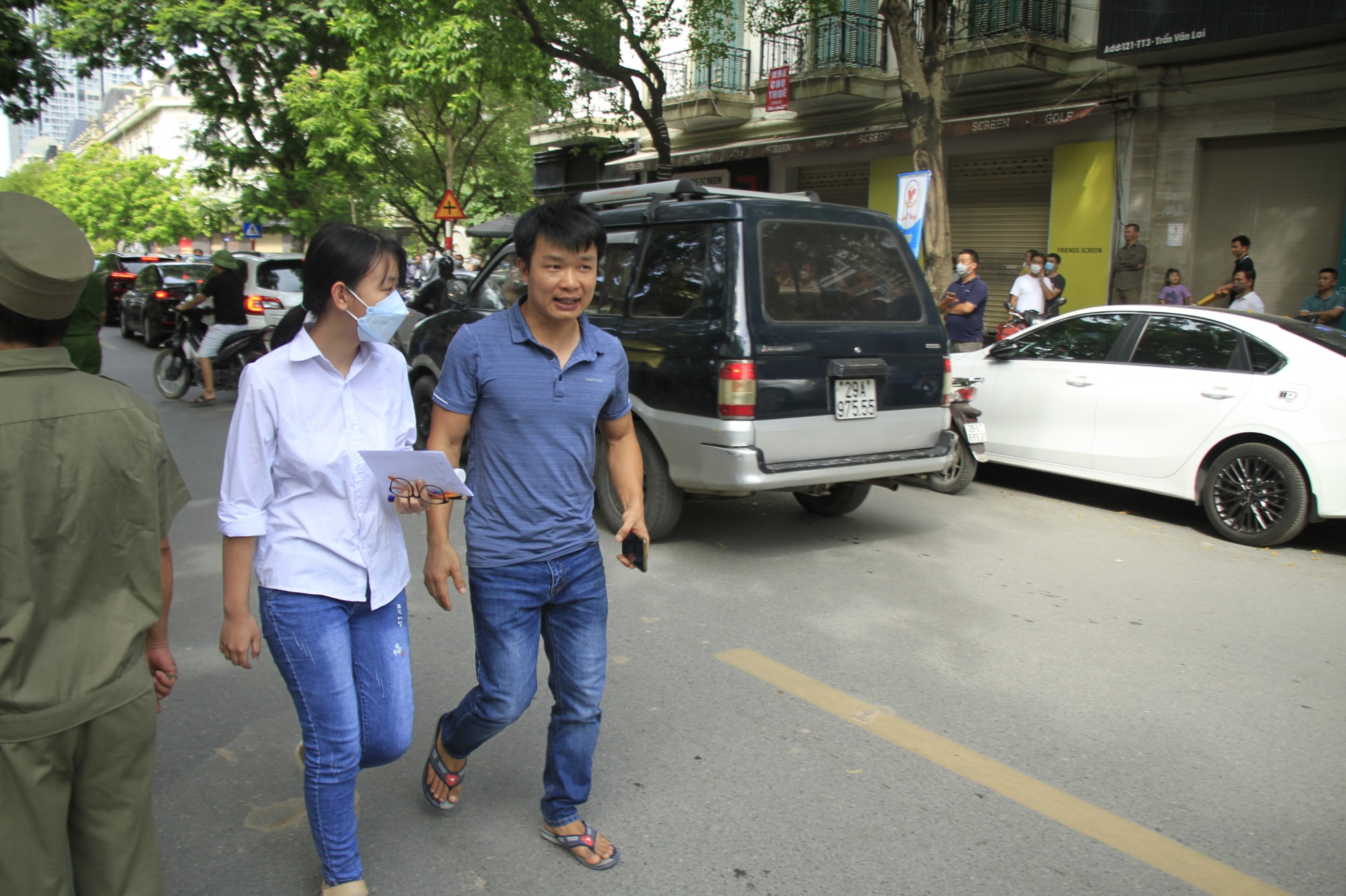 de tieng anh thi vao lop 10 de thi sinh va phu huynh vui ve sau buoi thi hinh 5