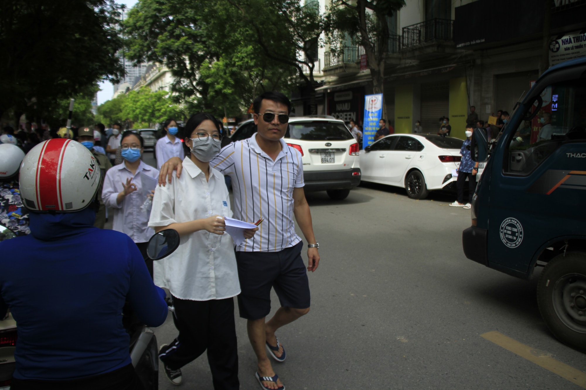 de tieng anh thi vao lop 10 de thi sinh va phu huynh vui ve sau buoi thi hinh 7
