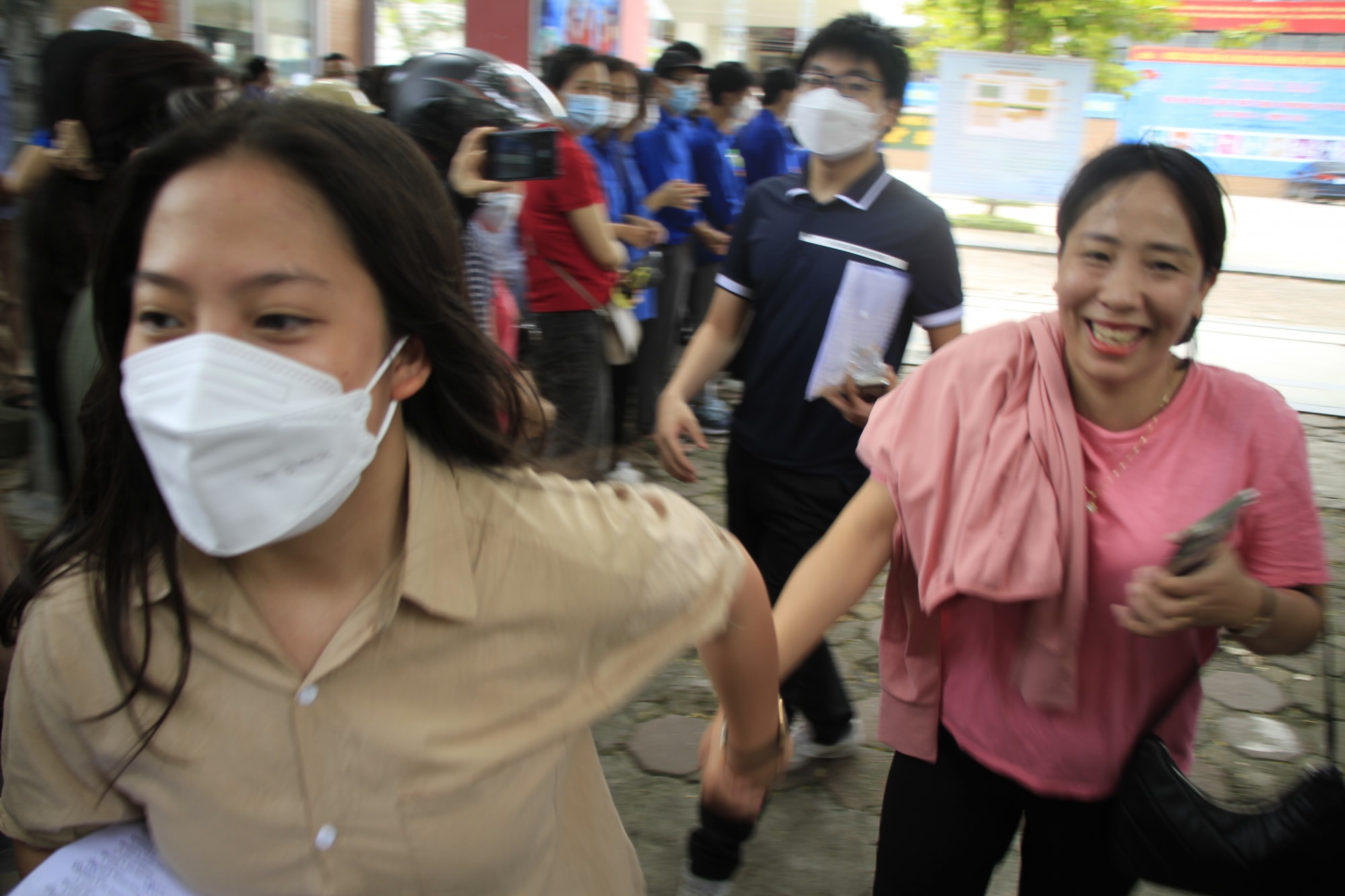 de tieng anh thi vao lop 10 de thi sinh va phu huynh vui ve sau buoi thi hinh 8