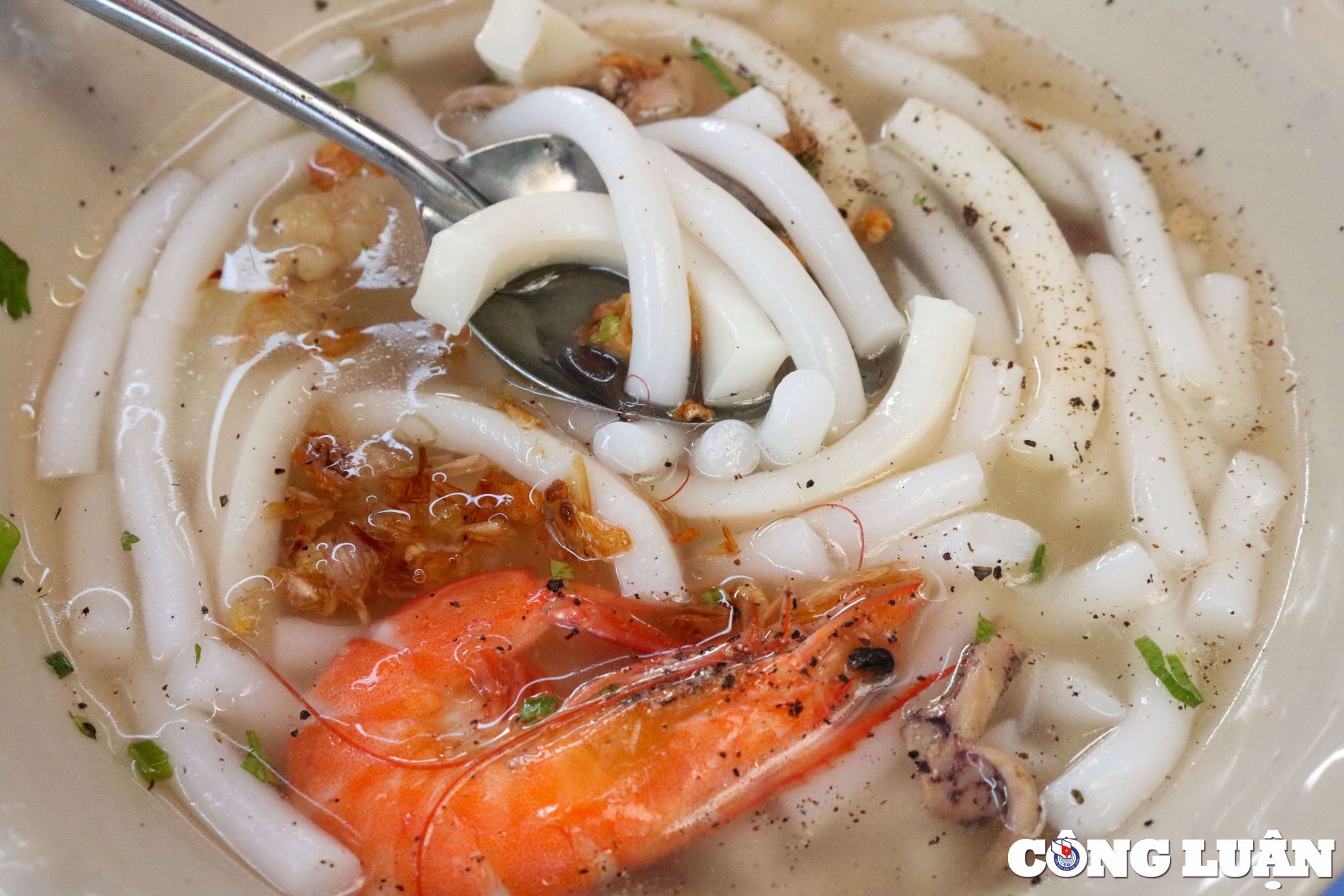 quan banh canh 10k chu quan suyt pha san vi nhieu nam quyet khong tang gia hinh 11