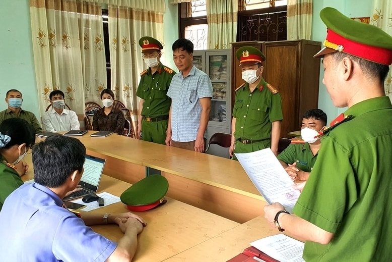 khoi to 2 can bo kiem lam de xay ra khai thac rung trai phep o ha giang hinh 1