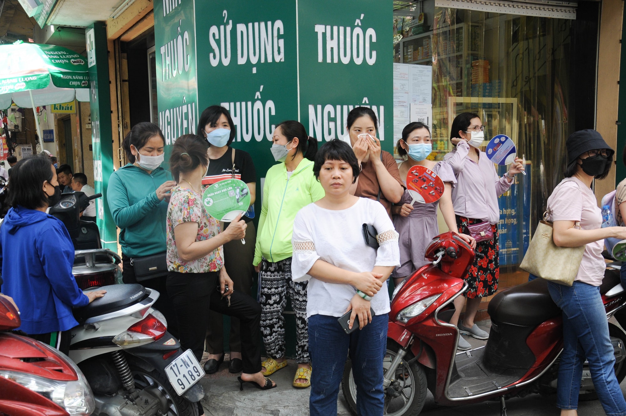 phu huynh doi nang dong hanh cung si tu mua thi hinh 4