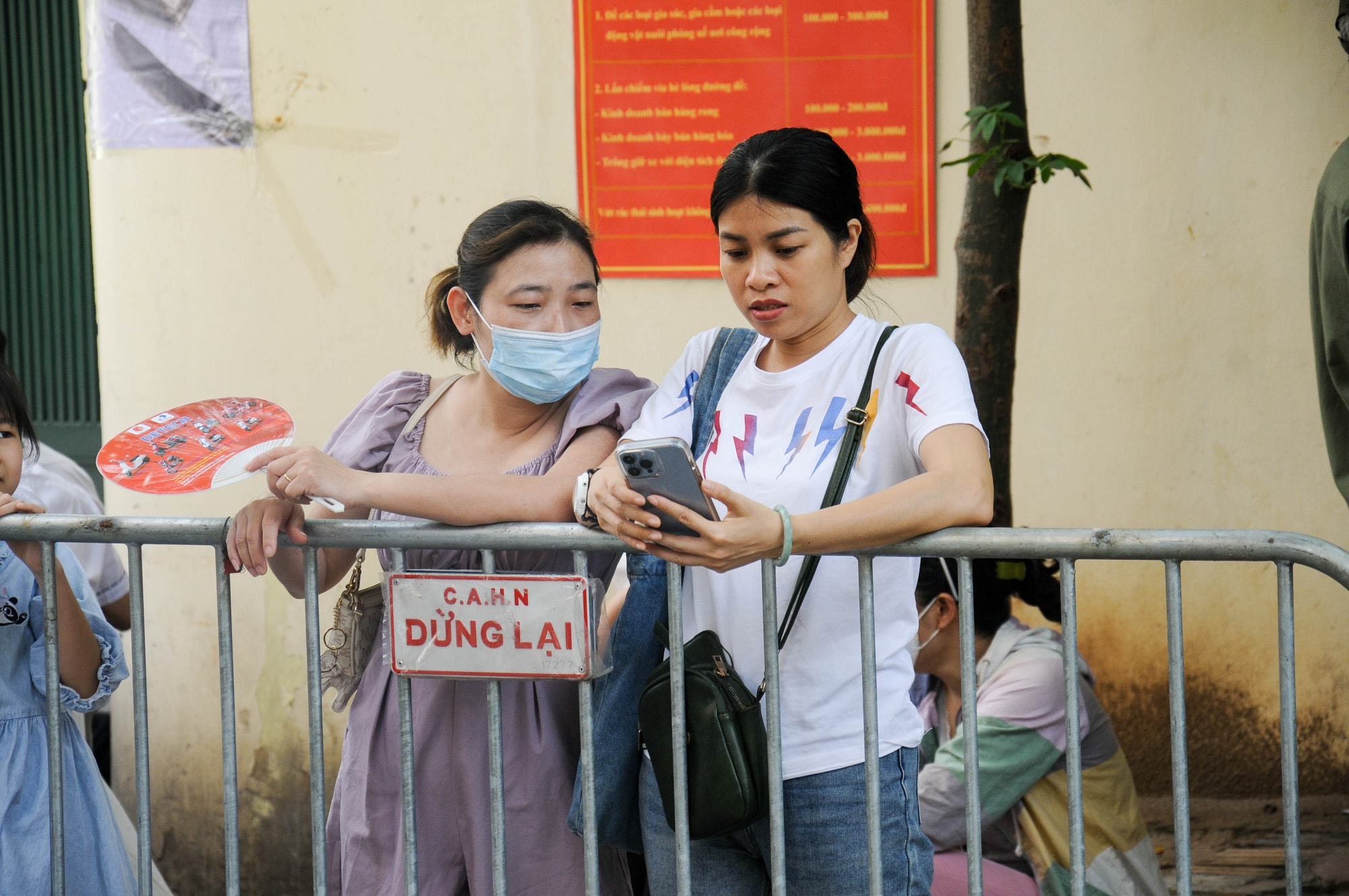 phu huynh doi nang dong hanh cung si tu mua thi hinh 8
