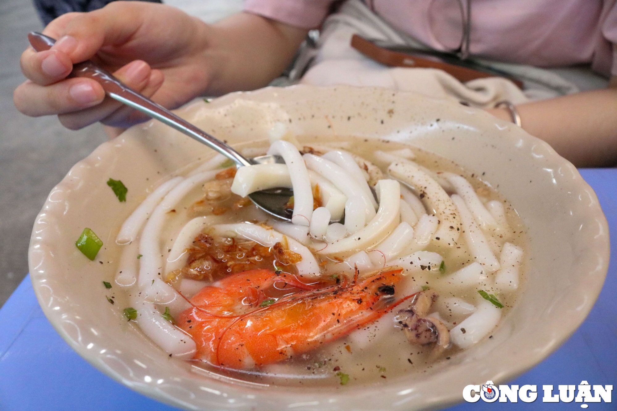 quan banh canh 10k chu quan suyt pha san vi nhieu nam quyet khong tang gia hinh 5
