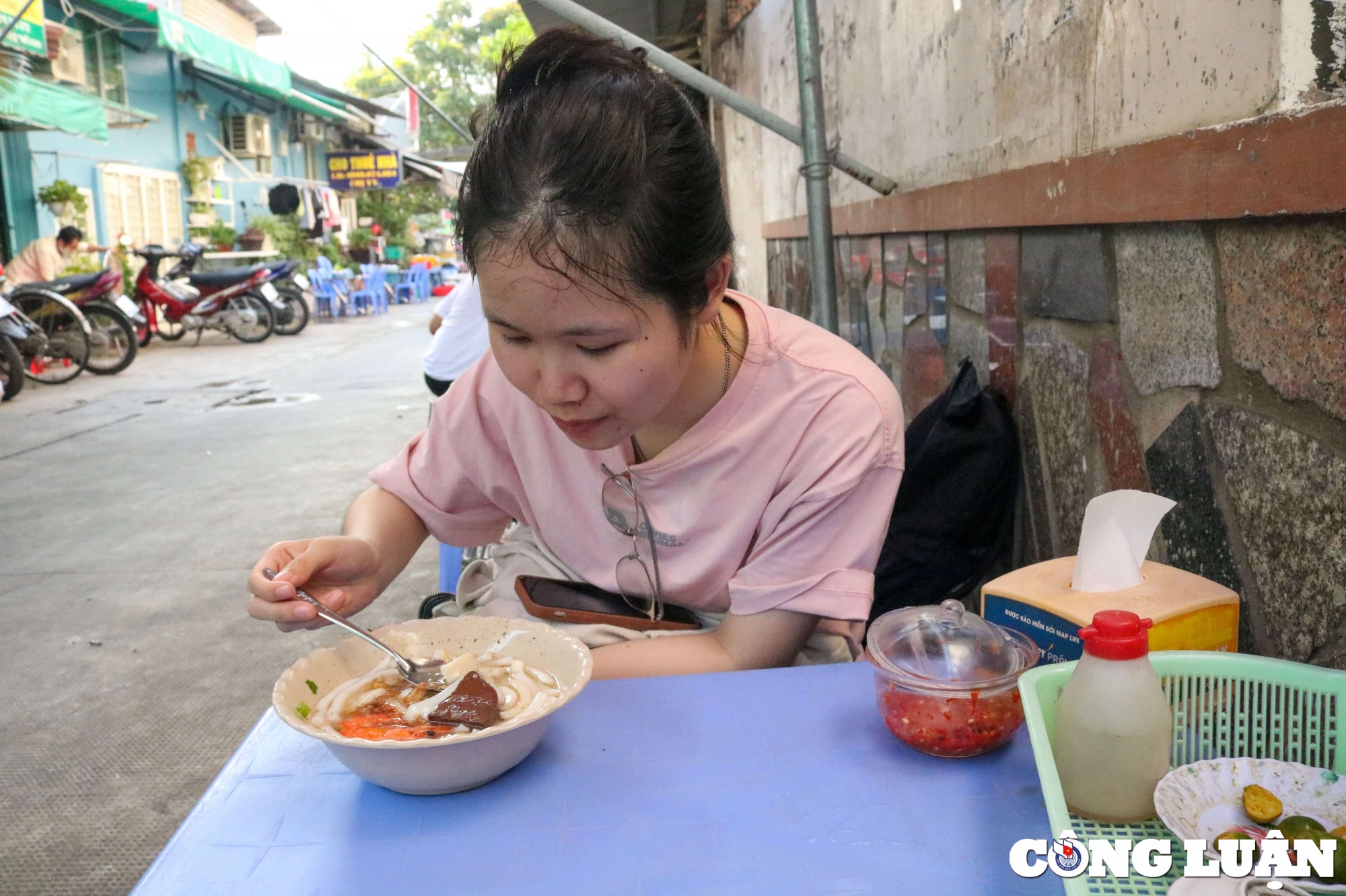 quan banh canh 10k chu quan suyt pha san vi nhieu nam quyet khong tang gia hinh 14