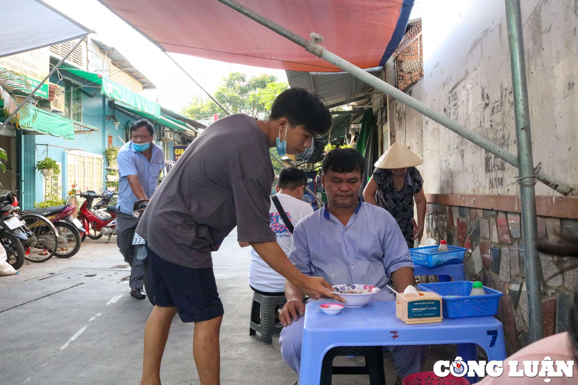 quan banh canh 10k chu quan suyt pha san vi nhieu nam quyet khong tang gia hinh 12